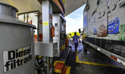 Caminhão abastece com diesel em posto em São José dos Campos (SP)
