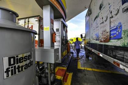 Caminhão abastece com diesel em posto em São José dos Campos (SP)