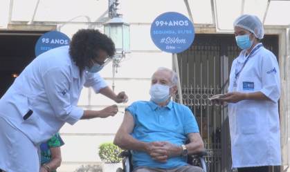 Idosos começam a ser vacinados no Rio de Janeiro (31 jan 2021)