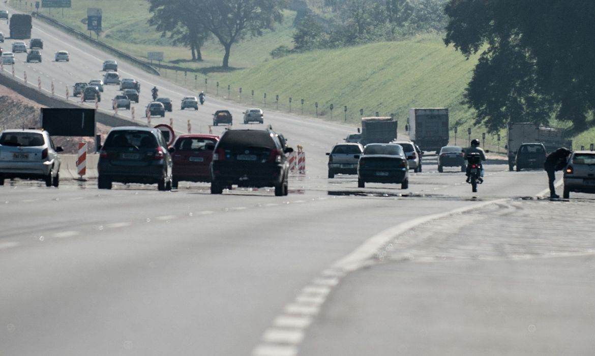 Carros em rodovia