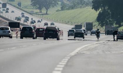 Carros em rodovia