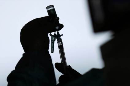 Profissional de saúde prepara seringa com vacina contra Covid-19 de Oxford