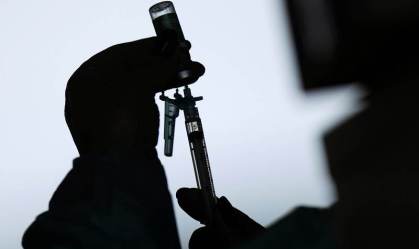 Profissional de saúde prepara seringa com vacina contra Covid-19 de Oxford
