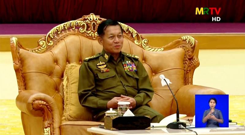Vista de transmissão de TV com pronunciamento do general Min Aung Hlaing, em Mia