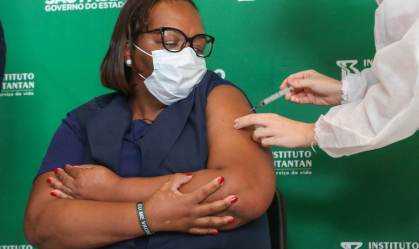 Candidata, 1ª brasileira vacinada diz que vai ao TSE contra PT por uso de imagem