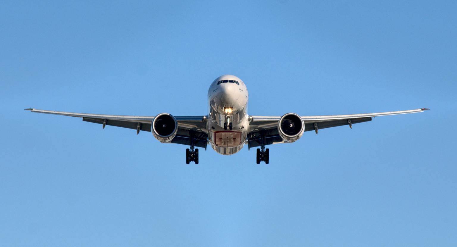 Avião decolando com céu azul