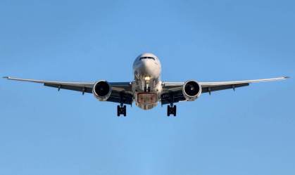 Avião decolando com céu azul