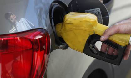 Funcionário de posto de gasolina abastece carro em São Paulo (22/08/2013)