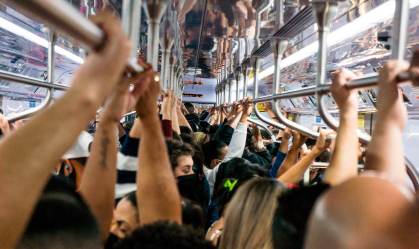 Aglomeração em trem da linha 7-Rubi da CPTM em São Paulo durante pandemia
