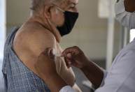 Niterói começa a aplicar dose de reforço da vacina em idosos nesta sexta