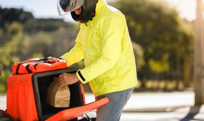 28% dos brasileiros pedem delivery de comida pelo menos uma vez na semana, diz pesquisa