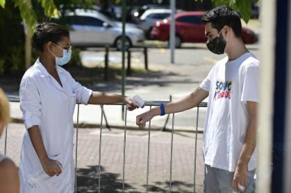 Funcionária do BioParque checa a temperatura de visitante antes da entrada