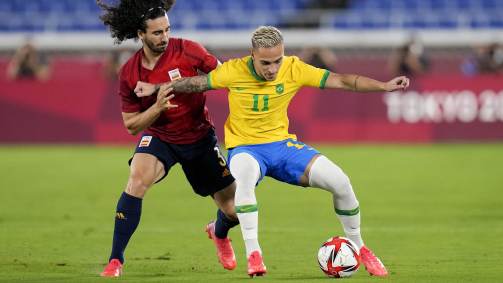 Primeiros minutos da partida foram pegados, com forte pressão dos espanhóisna saída de bola brasileira