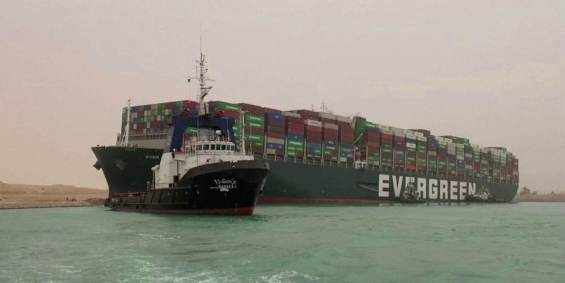 Ao menos 8 rebocadores trabalham para tentar mover o Ever Given no Canal de Suez