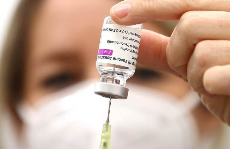 Profissional de saúde prepara dose da vacina da AstraZeneca contra Covid-19 / REUTERS