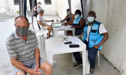 Idosos se preparam para a vacinação no Rio de Janeiro