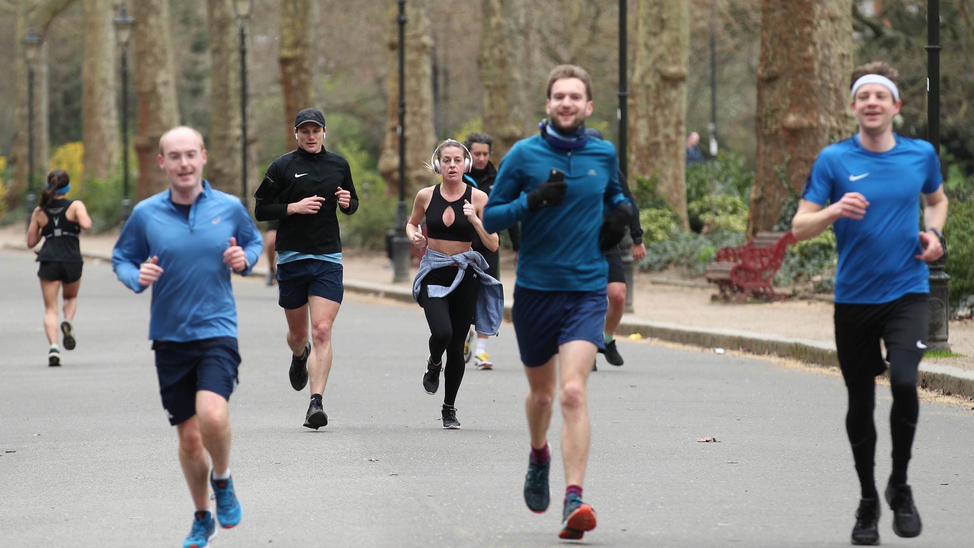 Pessoas praticam corrida em Londres