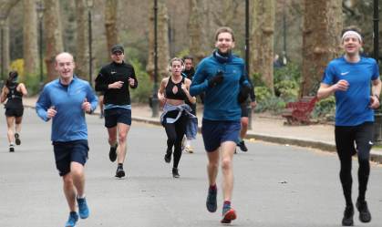Pessoas praticam corrida em Londres
