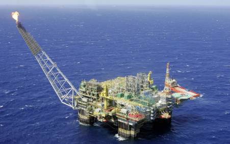 Plataforma da Petrobras na Bacia de Campos, litoral do Rio de Janeiro