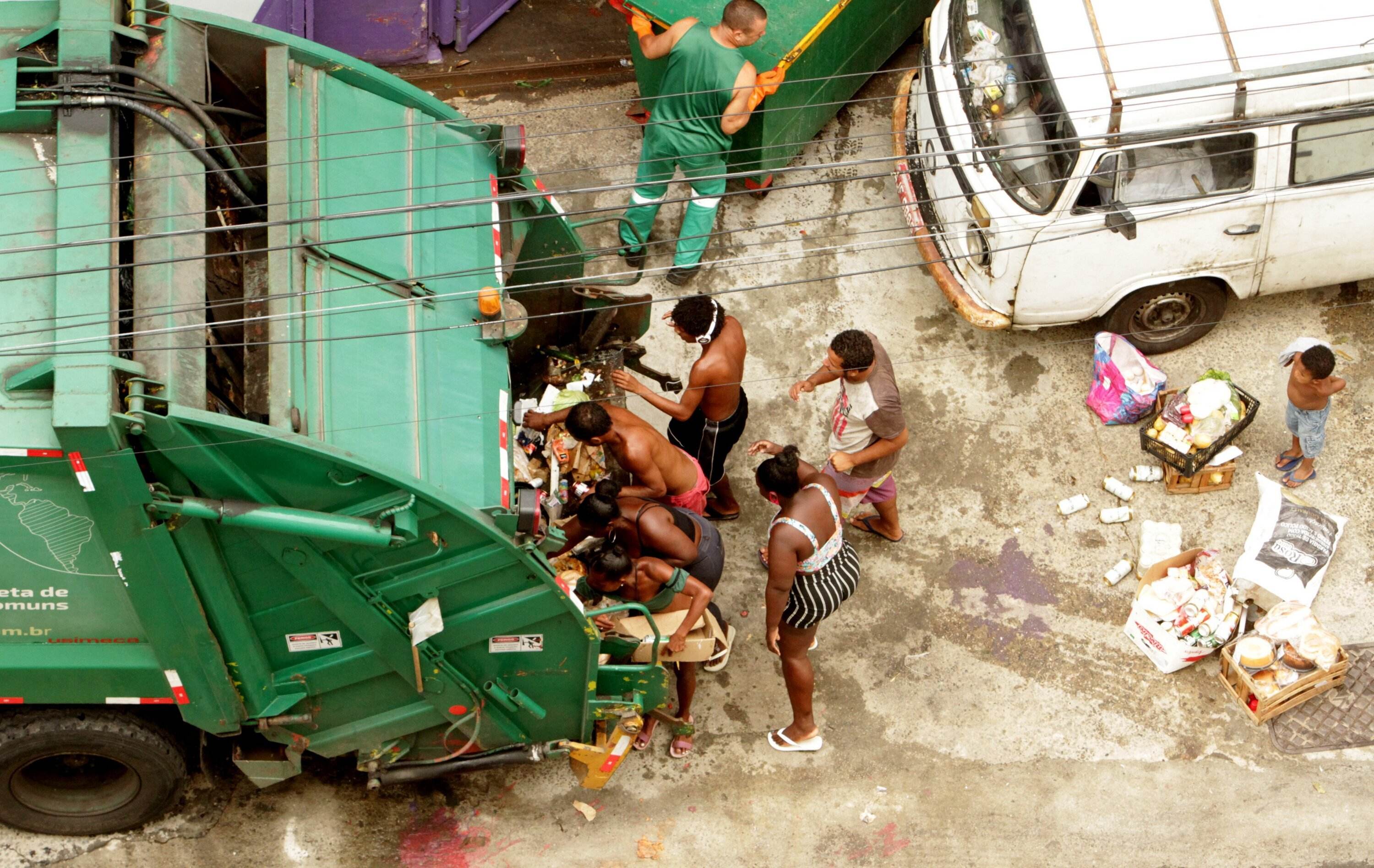 Moradores do Rio tentam encontrar alimentos em caminhão de lixo Moradores do Rio tentam encontrar alimentos em caminhão de lixo