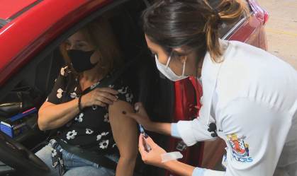 Filha vacina a mãe contra a Covid-19 em Porto Alegre