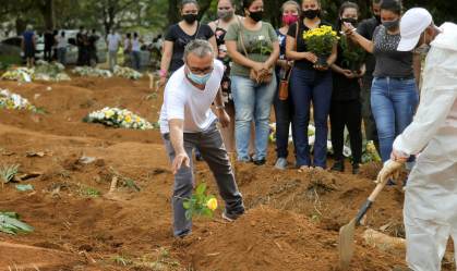 Enterro de vítima da Covid-19 no cemitério da Vila Formosa, em São Paulo