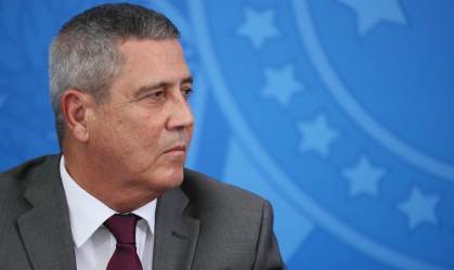 Braga Netto afirma que contratos de compra de coletes seguiram "todos os trâmites legais previstos na lei"