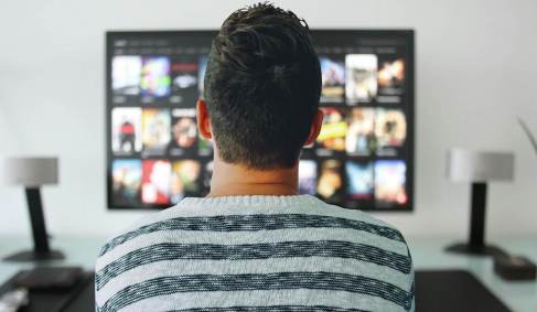 Homem assistindo TV