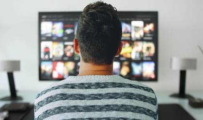 Homem assistindo TV