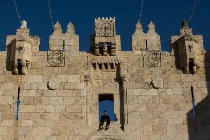 Muçulmano observa a movimentação na cidade velha de Jerusalém
