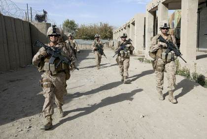 Soldados dos EUA patrulham ruas de Musa Qala, no Afeganistão, em 2010