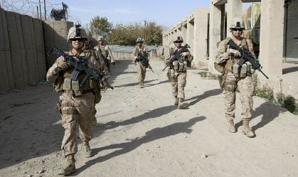 Soldados dos EUA patrulham ruas de Musa Qala, no Afeganistão, em 2010