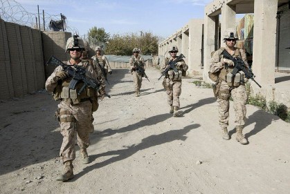 Soldados dos EUA patrulham ruas de Musa Qala, no Afeganistão, em 2010