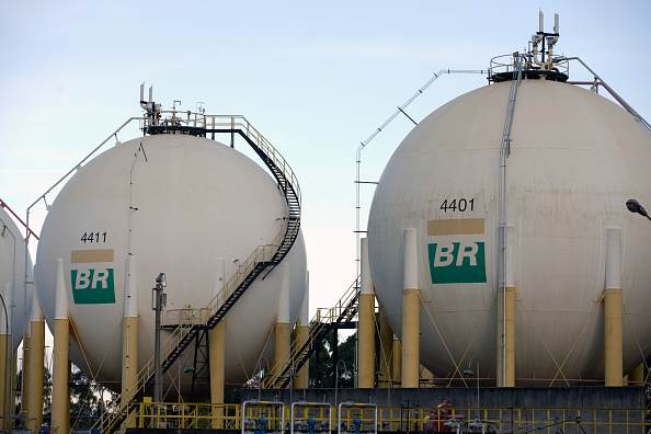 Tanques de armazenamento de combustível da Petrobras em uma refinaria de petróle