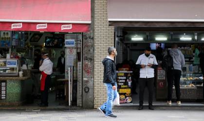 Restaurantes em SP poderão retomar atendimento presencial, com restrições, no di