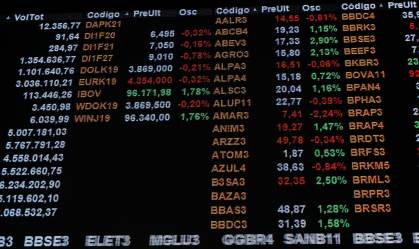 Ibovespa fecha estável após decisão dos juros nos EUA e à espera do Copom; dólar recua a R$ 4,99