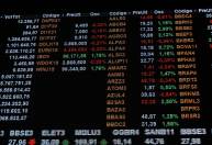 Ibovespa opera em queda com investidores à espera de reunião do CMN, dólar cai