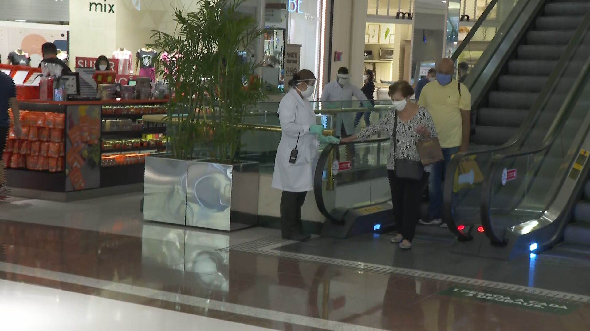 Shoppings em SP reabrem com muita movimentação neste domingo (18)