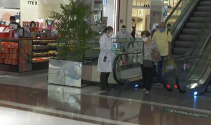 Shoppings em SP reabrem com muita movimentação neste domingo (18)