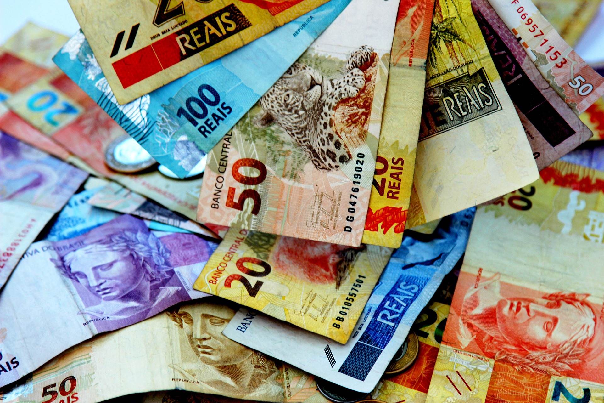 Dinheiro; reais 