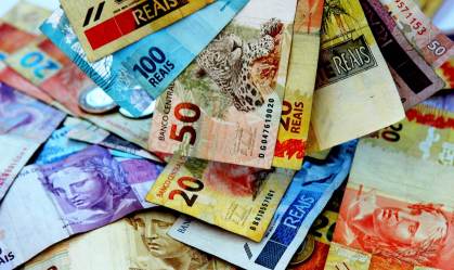 Dinheiro; reais 