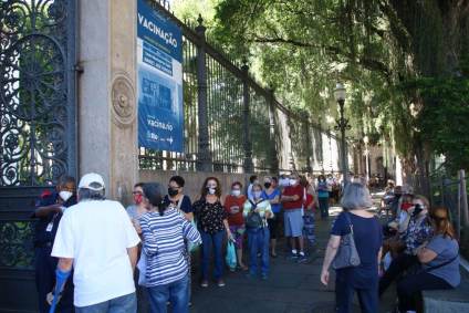 Fila de vacinação no Rio de Janeiro, em 23/04/2021