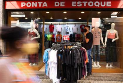 Lojistas fazem "Dia Livre de Impostos" no Brasil; descontos chegam a 70%