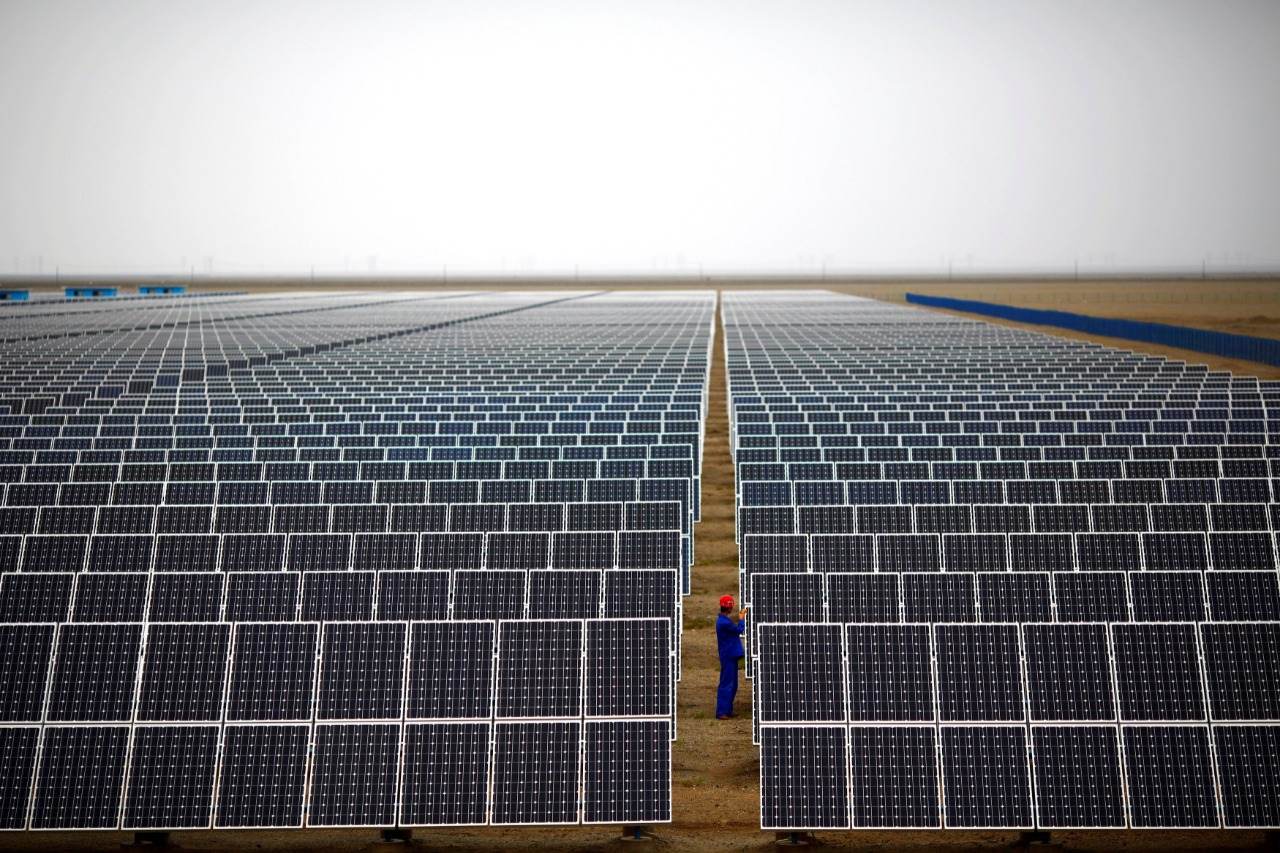 Painéis em usina de geração de energia solar; fonte está no radar da Cemig para Painéis em usina de geração de energia solar; fonte está no radar da Cemig para