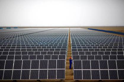 Painéis em usina de geração de energia solar; fonte está no radar da Cemig para
