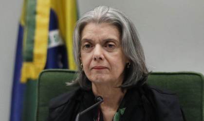 Cármen Lúcia dá 24 h para PGR se manifestar sobre notícia-crime contra Bolsonaro