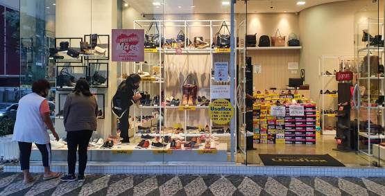 Movimento no comércio para o Dia das Mães, na cidade de Curitiba, PR, neste sába
