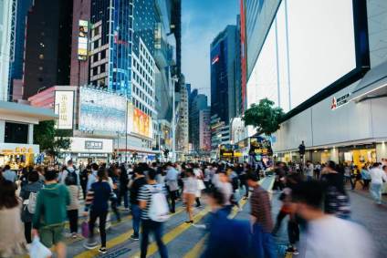 Pessoas em rua de Hong Kong, na China