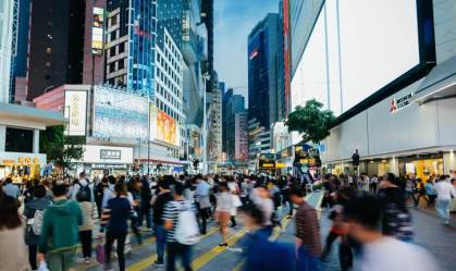 Pessoas em rua de Hong Kong, na China