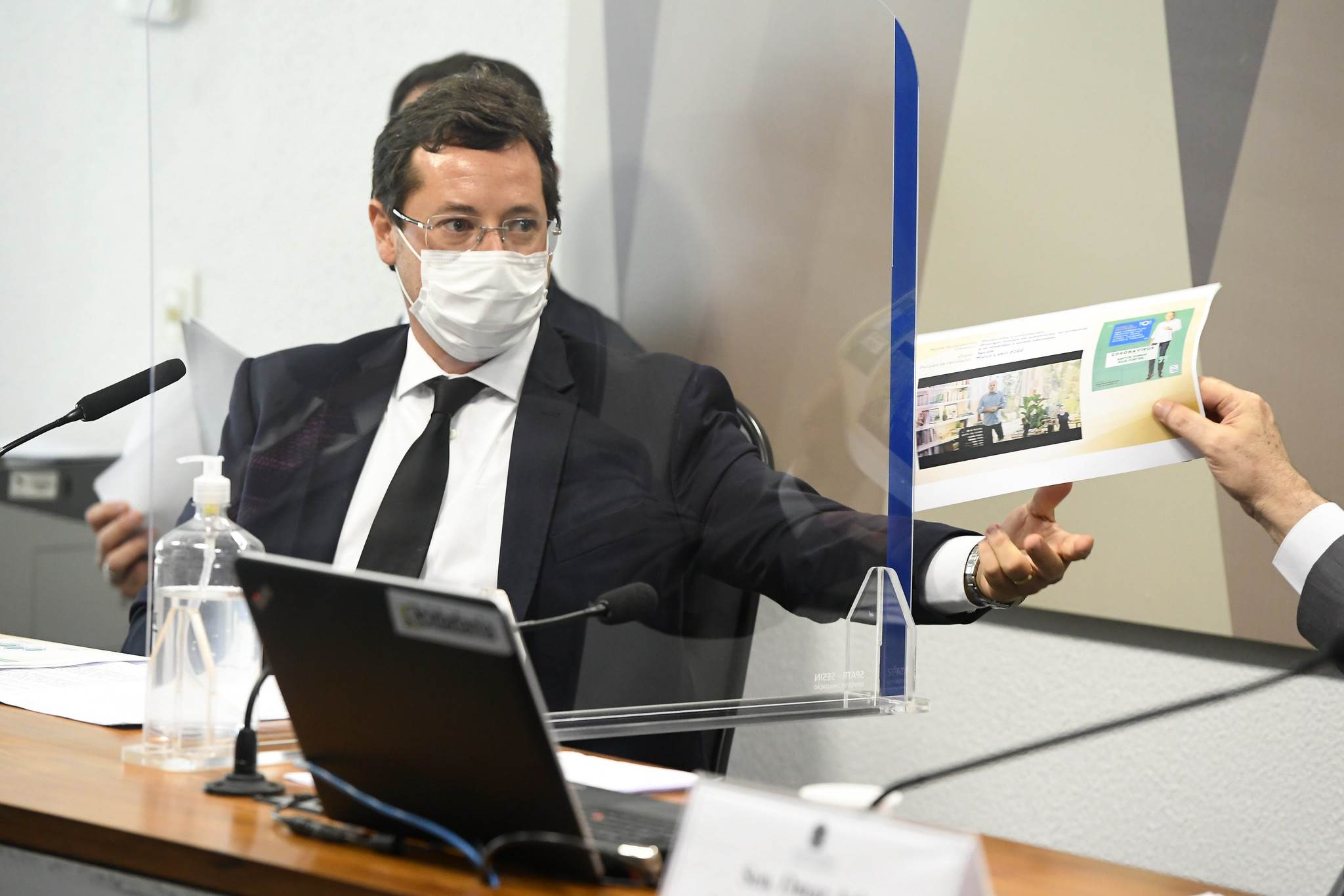Ex-secretário Fabio Wajngarten entrega documento à CPI da Pandemia Ex-secretário Fabio Wajngarten entrega documento à CPI da Pandemia